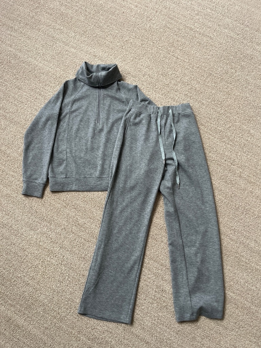 Full zip, high neck,relaxed straight leg matching set. Like new, gray xs